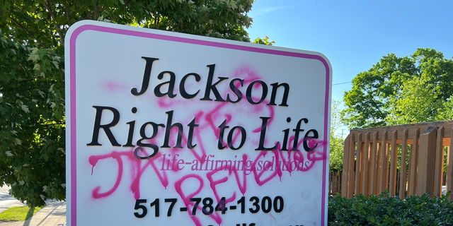 Le panneau Jackson Right to Life vandalisé par Jane's Revenge. 