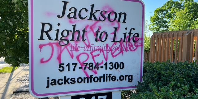 Le panneau Jackson Right to Life vandalisé par Jane's Revenge. 