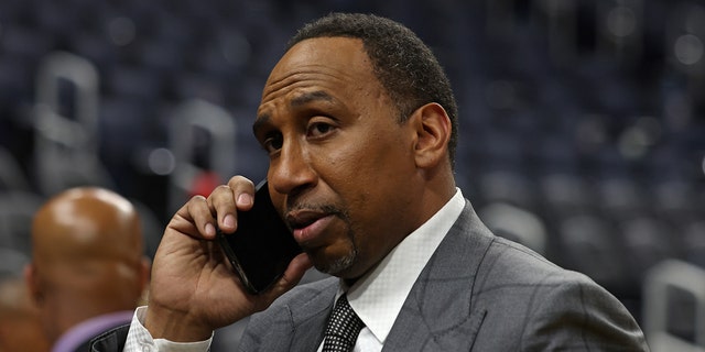 Stephen A. z ESPN podczas drugiego meczu finału NBA 2022 pomiędzy Boston Celtics i Golden State Warriors 5 czerwca 2022 w Chase Center w San Francisco w Kalifornii.  Smith rozmawia przez telefon.