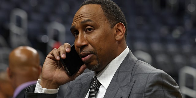 Stephen A. da ESPN durante o segundo jogo da final da NBA de 2022 entre o Boston Celtics e o Golden State Warriors em 5 de junho de 2022 no Chase Center em San Francisco, Califórnia.  Smith fala em seu telefone.