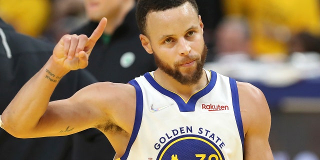 Stephen Curry gesticula durante las Finales de la NBA en San Francisco el 13 de junio de 2022.