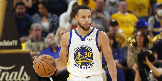 El escolta de los Golden State Warriors, Stephen Curry, lleva el balón campo abajo contra los Boston Celtics durante la primera mitad del Juego 5 de las Finales de la NBA en San Francisco el 13 de junio de 2022. 