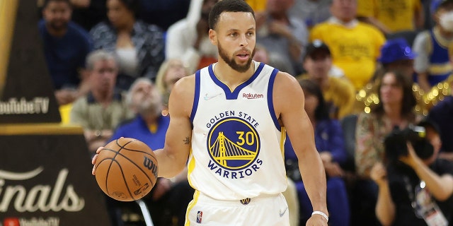 El escolta de los Golden State Warriors, Stephen Curry (30), lleva el balón campo abajo contra los Boston Celtics durante la primera mitad del Juego 5 de las Finales de la NBA en San Francisco el lunes 13 de junio de 2022.