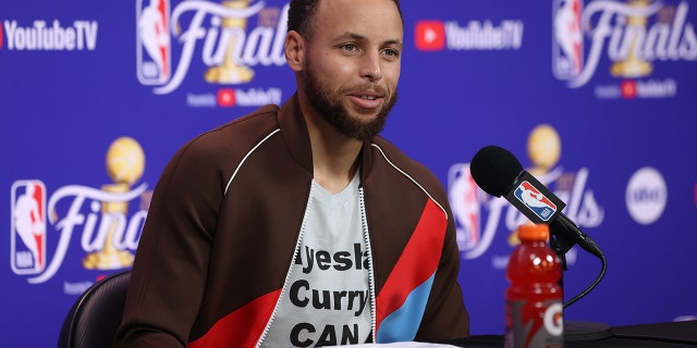 Stephen Curry wears an 'Ayesha Curry can cook' shirt