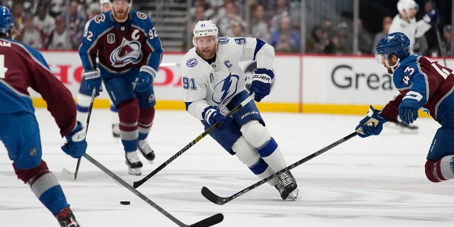 In Denver, Samstag, 18. Juni 2022, gegen Colorado Avalanche, Tampa Bay Lightning Center Steven Stamkos (91) kontrolliert den Buck während der ersten Periode in Spiel 2 des NHL Hockey Stanley Cup Finales. 