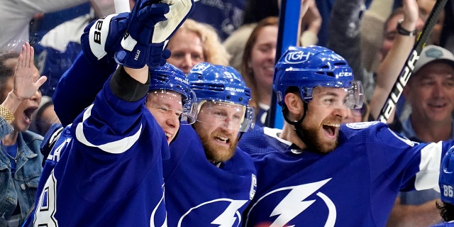 Tampa Bay Lightning center Steven Stamkos, 센터, celebrates a goal against the New York Rangers with Jan Rutta, 권리, and Ondrej Palat during the second period in Game 6 of the NHL's Eastern Conference finals Saturday, 유월 11, 2022, 탬파, Fla.