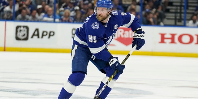 Tampa Bay Lightning center Steven Stamkos (91) moves the puck against the New York Rangers during the second period in Game 6 of the NHL's Eastern Conference finals Saturday, 유월 11, 2022, 탬파, Fla. 