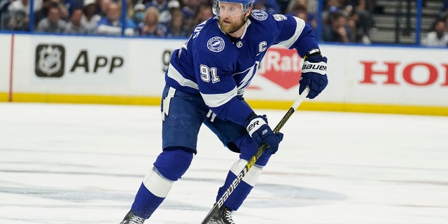 Tampa Bay Lightning center Steven Stamkos (91) moves the puck against the New York Rangers during the second period in Game 6 of the NHL's Eastern Conference finals Saturday, 유월 11, 2022, 탬파, Fla.