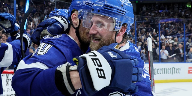 코리 페리, 왼쪽, and Steven Stamkos of the Tampa Bay Lightning celebrate after defeating the New York Rangers 2-1 게임 내 6 to win the Eastern Conference at Amalie Arena June 11, 2022, 탬파, Fla.