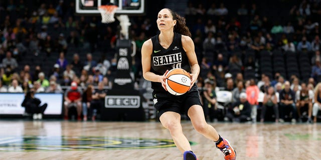 Sue Bird #10 of the Seattle Storm dribbles against the Las Vegas Aces during the first quarter at Climate Pledge Arena on June 29, 2022 en Seattle, Washington. 