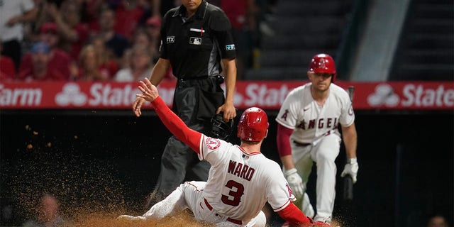 Los Angeles Angels' Taylor Ward (3) slides in to home to score off of a sacrifice fly hit by David MacKinnon during the fifth inning of a baseball game against the Kansas City Royals in Anaheim, 加州, 星期三, 六月 22, 2022. 