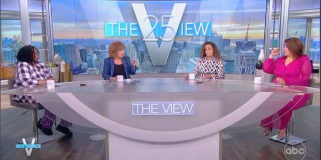 Hôtes d'ABC "La vue" se sont moqués d'anciens responsables de Trump qui ont tenté de se réformer en participant au talk-show politique.