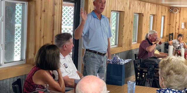 代表湯姆·賴斯（Tom Rice）於 2022 年 6 月 13 日在南卡羅來納州帕利斯島的 Hog Heaven 與他的支持者交談。