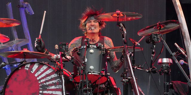 Tommy Lee of Mötley Crüe took the stage Thursday night despite suffering four broken ribs.