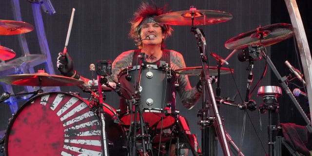 Tommy Lee of Mötley Crüe took the stage Thursday night despite suffering four broken ribs.