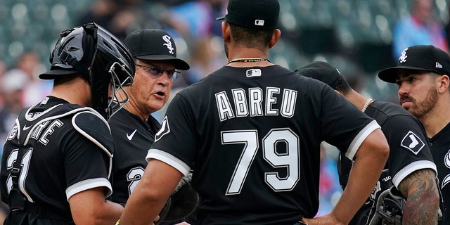 Chicago White Sox manager Tony La Russa, second from left, talks to his players during the 10th inning of a game against the Texas Rangers in Chicago Saturday, June 11, 2022.