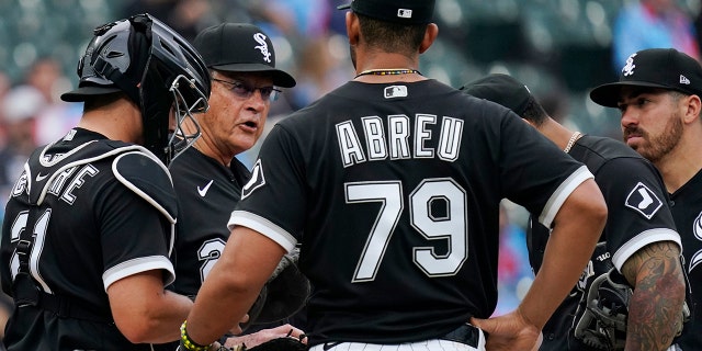 Chicago White Sox manager Tony La Russa, second from left, talks to his players during the 10th inning of a game against the Texas Rangers in Chicago Saturday, June 11, 2022.