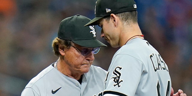 El mánager de los Chicago White Sox, Tony La Rusa, a la izquierda, saca al lanzador abridor Dylan Chase (84) el 4 de junio de 2022 en St. Petersburg contra Tampa Bay Reyes, Florida. 