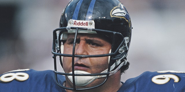 토니 시라구사, nose tackle for the Baltimore Ravens, during a game against the Pittsburgh Steelers Sept. 19, 1999, at PSINet Stadium in Baltimore.