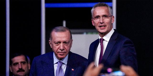De Turkse president Recep Tayyip Erdogan, tweede van links, en NAVO-secretaris-generaal Jens Stoltenberg voordat ze op dinsdag 28 juni 2022 in Madrid, Spanje, een memorandum ondertekenen waarin Turkije instemt met het lidmaatschap van Finland en Zweden van de defensiealliantie. 
