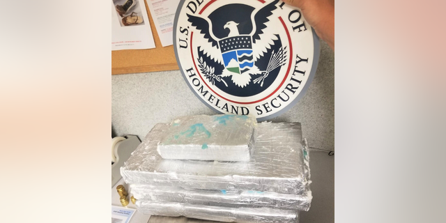 Oficiales de Aduanas y Protección Fronteriza de EE. UU. encontraron 23 libras de cocaína escondidas en una silla de ruedas en el Aeropuerto Internacional Charlotte Douglas el martes.