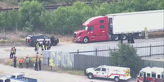 مقامات در صحنه ای که در آن بیش از 40 مهاجر جسد روز دوشنبه در داخل یک کامیون بزرگ در سن آنتونیو، تگزاس پیدا شدند. 