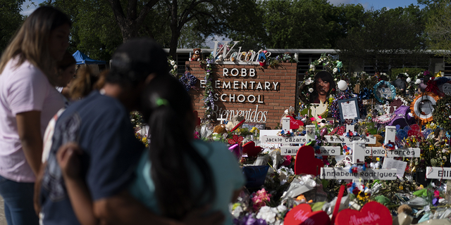 Les gens visitent un mémorial à la Robb Elementary School à Uvalde, au Texas, le jeudi 2 juin, pour rendre hommage aux victimes de la fusillade à l'école.