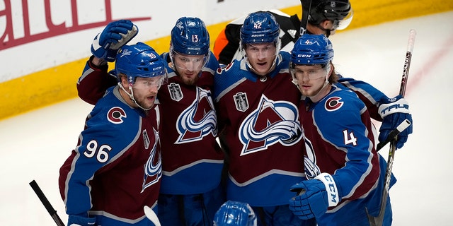Colorado Avalanche right wing Valeri Nichushkin (13) celebrates his goal against the Tampa Bay Lightning with right wing Mikko Rantanen (96) defenseman Josh Manson (42) and defenseman Bowen Byram (4) during the second period in Game 2 of the NHL hockey Stanley Cup Final, 星期六, 六月 18, 2022, 在丹佛.