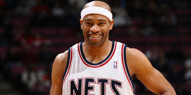 Vince Carter #15 of the New Jersey Nets smiles on the court during the game against the Philadelphia 76ers on Feb. 23, 2009 at the Izod Center in East Rutherford, 新泽西州.  The Nets won 98-96.