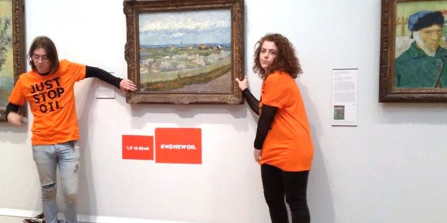 Unterstützer "Stoppen Sie einfach das Öl" Sie befestigten sich am Rahmen eines Gemäldes von Vincent Van Gogh.