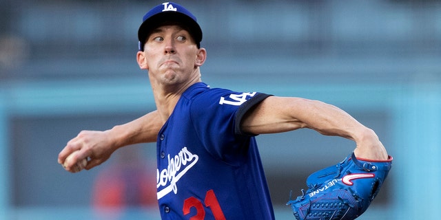 Los Angeles Dodgers starting pitcher Walker Buehler throws to a New York Mets batter during the first inning of a baseball game in Los Angeles, Sabato, giugno 4, 2022. 