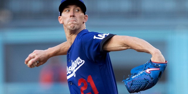Los Angeles Dodgers starting pitcher Walker Buehler throws to a New York Mets batter during the first inning of a baseball game in Los Angeles, sábado, junio 4, 2022.
