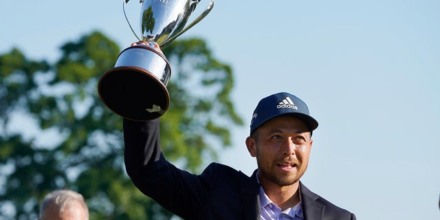 Xander Schauffele holds the trophy after winning the Travelers Championship golf tournament at TPC River Highlands, Sondag, Junie 26, 2022, in Cromwell, Conn.