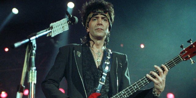 Alec John Such do Bon Jovi se apresentando no palco da Wembley Arena, Londres, em 14 de maio de 1993. 