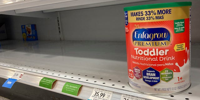 Uma lata de bebida nutricional infantil é mostrada em uma prateleira de um supermercado sexta-feira, 17 de junho de 2022, em Surfside, Flórida.