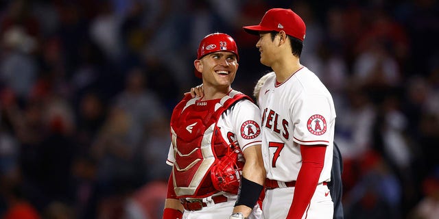 Shohei Ohtani and Max Stassi of the Los Angeles Angels celebrate a 5-2 win against the Boston Red Sox on June 9, 2022, in Anaheim, Kalifornië.