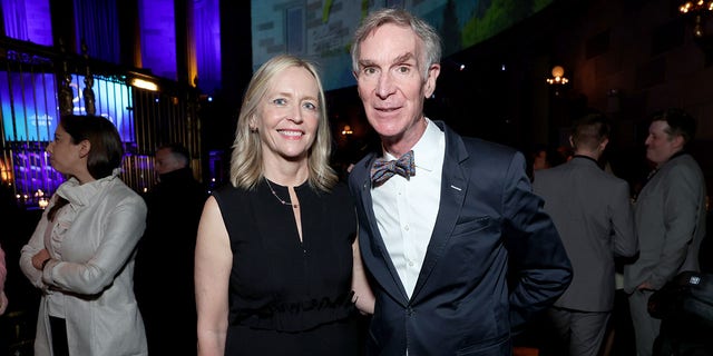 Bill Nye is officially a married man! Il "Ragazzo della scienza" wed author Liza Mundy in late May.