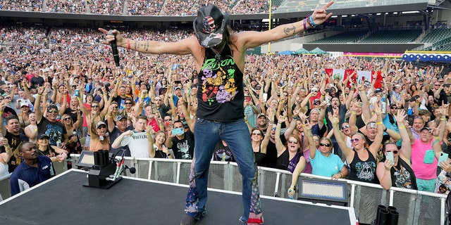 Bret Michaels of Poison performs onstage during The Stadium Tour at Truist Park on June 16, 2022 在亚特兰大, 佐治亚州.