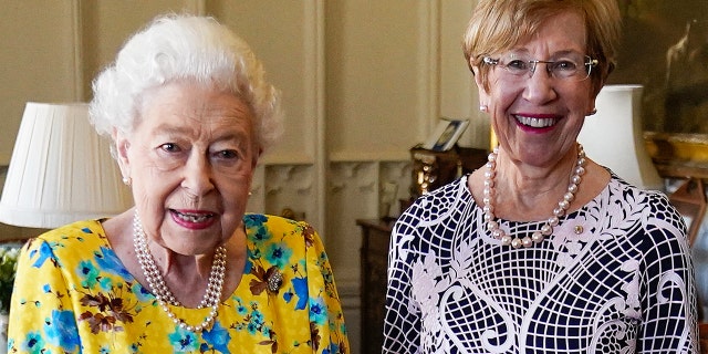 Britain's Queen Elizabeth II poses for pictures with Governor of New South Wales Margaret Beazley (아르 자형), during an audience at Windsor Castle, 윈저에서, 6 월 22, 2022.
