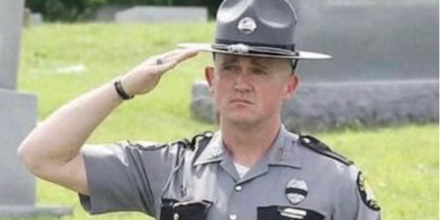 Kentucky suspect shot and killed deputy who let him smoke after arrest 2 Calloway County Sheriff’s Chief Deputy Jody Cash was shot and killed by a suspect with a concealed gun.