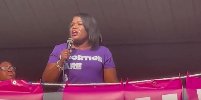 担当者. コリブッシュ, D-Mo., speaks at a pro-choice rally in St. ルイ, Missouri after the U.S. Supreme Court overturns Roe v. Wade on June 24, 2022.