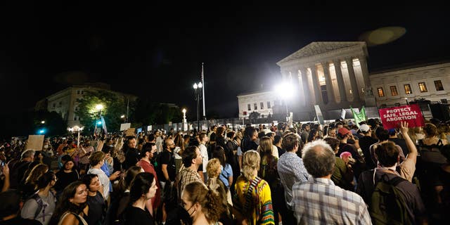 Протестующие собираются у здания Верховного суда в Вашингтоне, округ Колумбия, после отмены решения Роу против Уэйда.