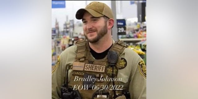 Bibb County Sheriff's Deputy Brad Johnson died after being shot while pursuing a suspect, las autoridades dijeron. Another deputy who was shot is recovering and the suspected shooter has been arrested. 