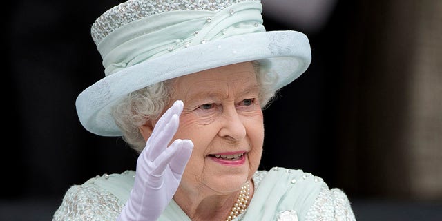 Queen Elizabeth waves as she leaves St Paul's Cathedral after a national service of thanksgiving for the Queen's Diamond Jubilee in London June 5, 2012.