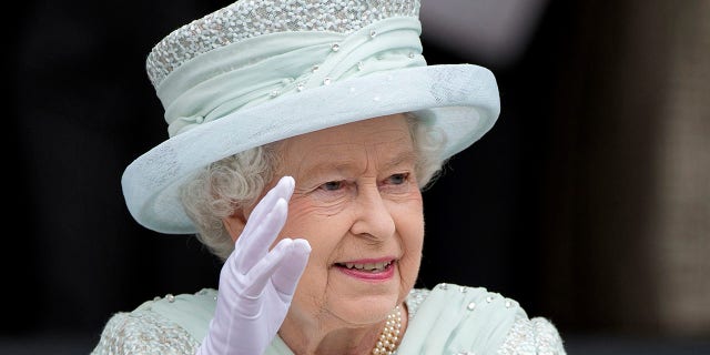 Queen Elizabeth waves as she leaves St Paul's Cathedral after a national service of thanksgiving for the Queen's Diamond Jubilee in London June 5, 2012.
