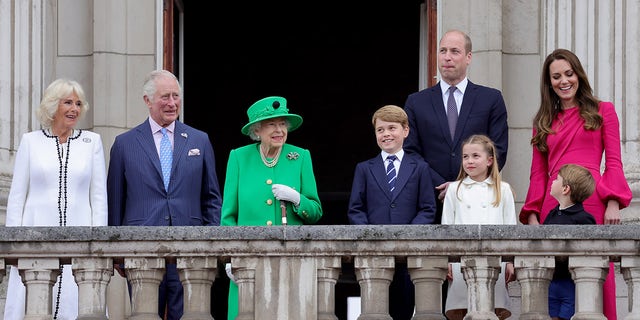 Camilla, Duchess of Cambridge, Prince Charles, Prince of Wales, Queen Elizabeth II, Prince George of Cambridge, Prince William, Duke of Cambridge Princess Charlotte of Cambridge, Prince Louis of Cambridge and Catherine, Duchess of Cambridge stand on the balcony during the Platinum Pageant on June 05, 2022 in London, England