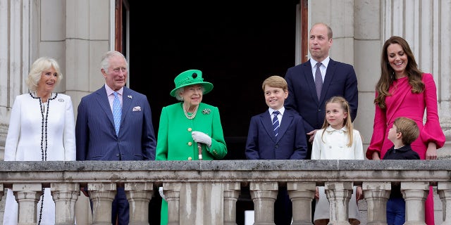 Camilla, Duchess of Cambridge, Prince Charles, Prince of Wales, Queen Elizabeth II, Prince George of Cambridge, Prince William, Duke of Cambridge Princess Charlotte of Cambridge, Prince Louis of Cambridge and Catherine, Duchess of Cambridge stand on the balcony during the Platinum Pageant on June 05, 2022 in London, England