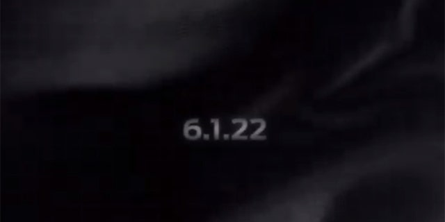 Ford zveřejnil na Instagramu tajemné video s 6.1.22 na černém, tekoucím listu papíru.