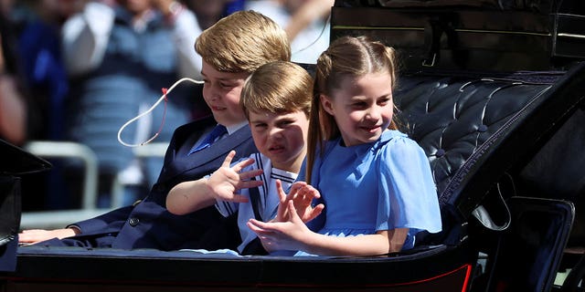 Британската принцеса Шарлот, принц Джордж и принц Луи се возят в карета по време на парада Trooping the Color в чест на платинения юбилей на британската кралица Елизабет в Лондон, 2 юни 2022 г.