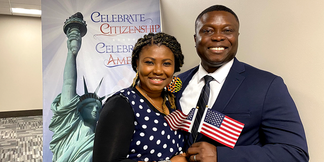 Alma Ohene-Opare and his wife swore the Oath of Allegiance and became U.S. 公民.